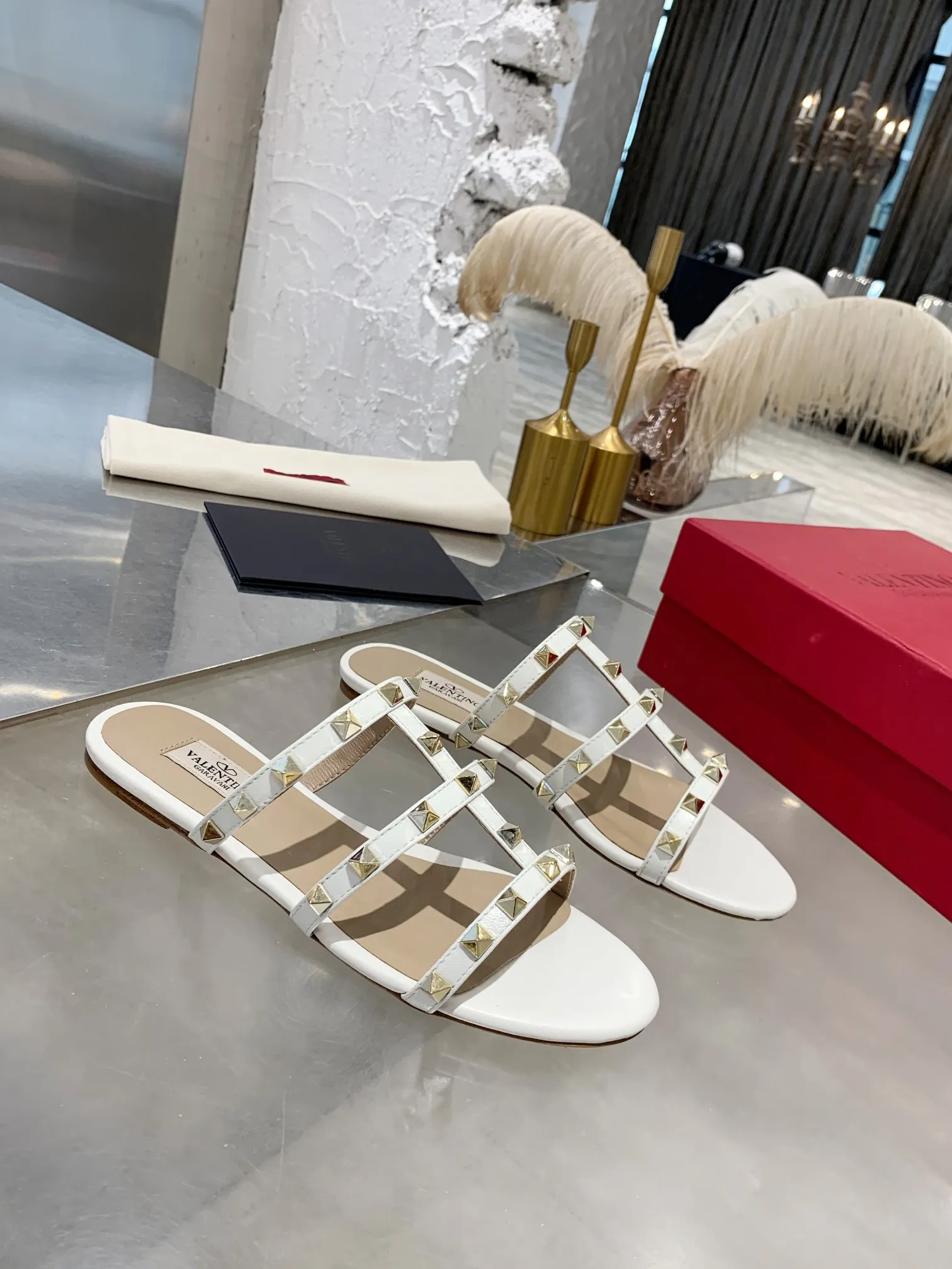 👟👟Ex-factory price👟👟Ex-factory price 380👟👟 Women's shoes Women's clothing Valentino studded classic sandals ✔️Mixed-breed sheepskin upper ✔️Mixed-breed sheepskin lining and foot pads ✔️Italian cowhide outsole with clear texture consistent with the counter ✔️Code number 35-40 (34, 41, can be customized and will not be returned or exchanged)